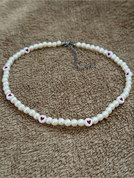 Jewelry - Pearl necklace with heart details. Color: white and red